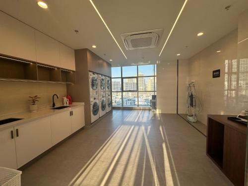 a large kitchen with white cabinets and a large window at 常州奥体明都国际饭店 in Changzhou