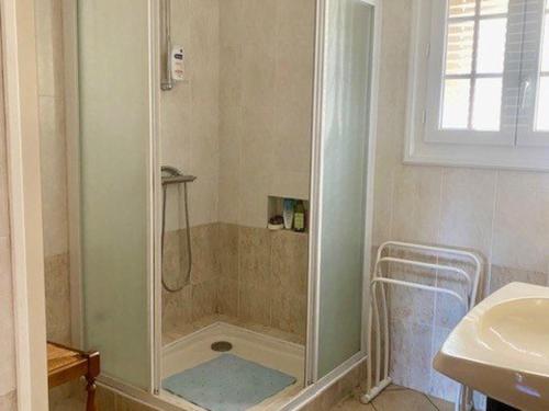 Koupelna v ubytování Maison F5 avec jardin et terrasse, animaux admis - FR-1-703-216