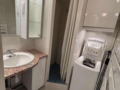 a small bathroom with a sink and a sink at Appartement 2 pièces cabine, 5 personnes - L'Alpe d'Huez - FR-1-405-374 in LʼHuez