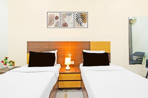 Cama o camas de una habitación en Super Townhouse Kondapur Near Botanical Garden Formerly RRR Inn