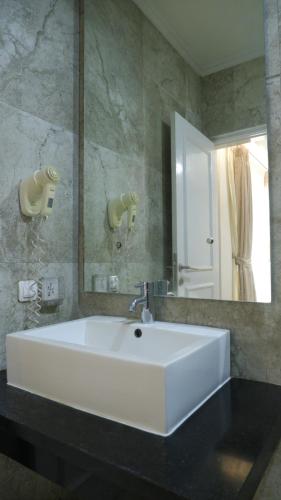 Ένα μπάνιο στο Villa Dalia Puncak R4-19