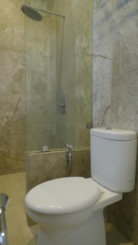 Ένα μπάνιο στο Villa Dalia Puncak R4-19