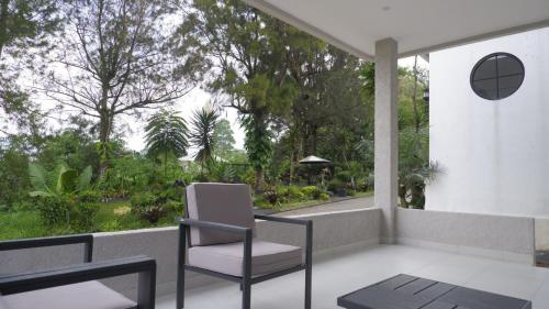 Κήπος έξω από το Villa Dalia Puncak NA6-06