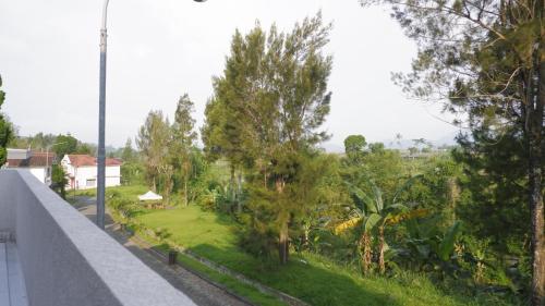 Κήπος έξω από το Villa Dalia Puncak NA6-06