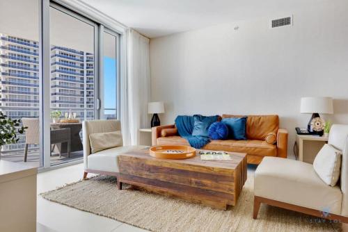 Una sala de estar con un sofá y una mesa de café. en 2BR Apt with Amazing Ocean View Balcony & Pool, en Beverley Beach