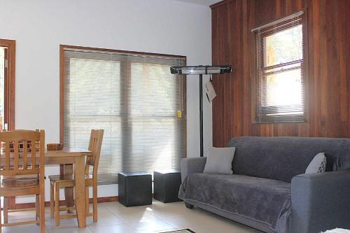 Posezení v ubytování Coffs Coast Mountain Retreat Cabin 1