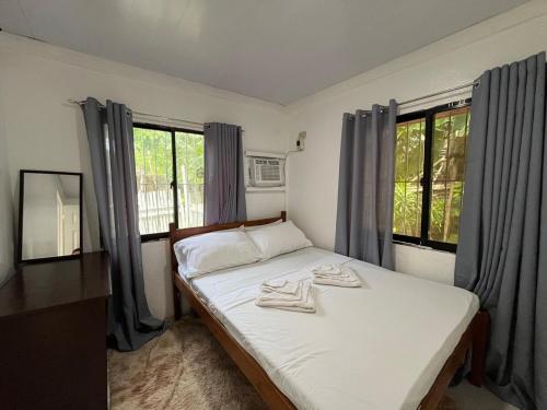 En eller flere senge i et værelse på 2BR spacious 600mbps 4 minutes walk to the beach