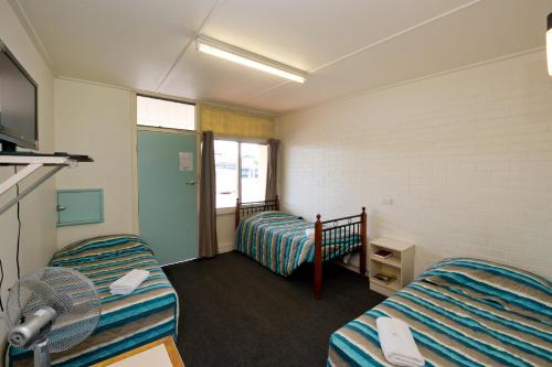 Ένα ή περισσότερα κρεβάτια σε δωμάτιο στο Lamington Hotel Motel - Detached Motel