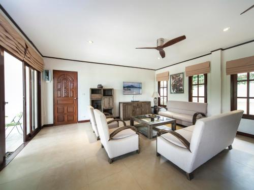 TV a/nebo společenská místnost v ubytování Idyllic Samui Beach Villa Resort