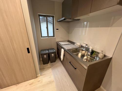 a small kitchen with a sink and a counter at 新築 福井駅徒歩20分 民泊 eclat エクラ 松本 Ｂ号室 in Fukui