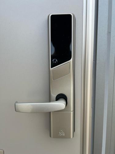 a door handle with a cell phone in it at 新築 福井駅徒歩20分 民泊 eclat エクラ 松本 Ｂ号室 in Fukui