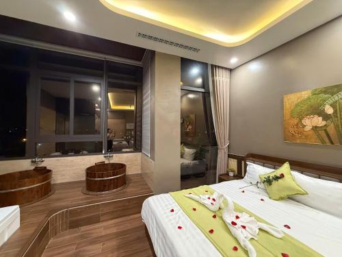 a bedroom with two beds and a bathroom with a tub at MD Hotel in Mỹ Lộc