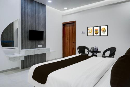 Televisyen dan/atau pusat hiburan di Hotel O Noble Nest