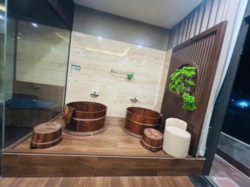 a bathroom with three wooden tubs at MD Hotel in Mỹ Lộc