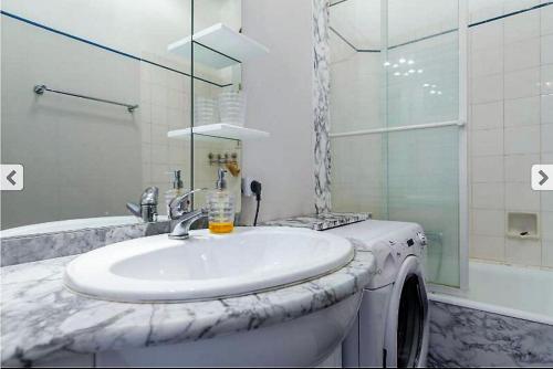 une salle de bain blanche avec un lavabo et une douche dans l'établissement Villa Lerina, à Cannes
