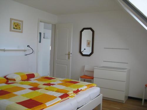 1 dormitorio con cama, espejo y tocador en Country and Town, en Unterhaching