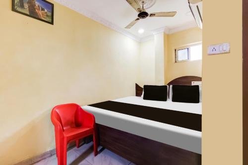 Postel nebo postele na pokoji v ubytování Hotel O Sri Sai Mani Lodge