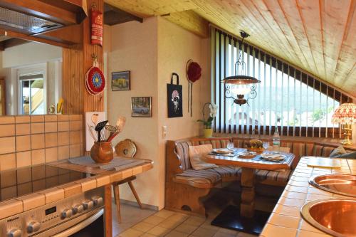 eine Küche mit einem Tisch und einem Esszimmer in der Unterkunft Haus Schluchseeblick in Schluchsee