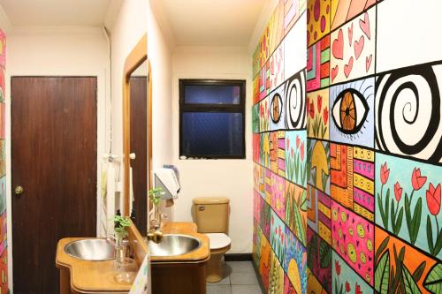 Et badeværelse på Hostal Punto Rockstar