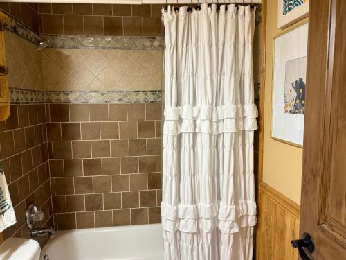 Vannituba majutusasutuses Aspen West #5 Townhouse With High Speed Wifi