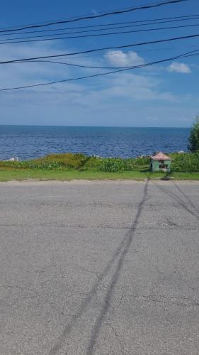 una strada vuota con vista sull'oceano di Partial Beachfront STudio Apt a Negril