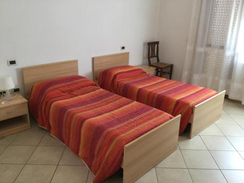 2 Betten in einem Zimmer mit 2 Betten sidx sidx sidx sidx sidx sidx in der Unterkunft Albergo Adige in Boara Pisani