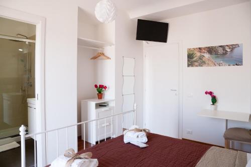 - une chambre avec un lit et des serviettes dans l'établissement Sui tetti b&b, à Alcamo