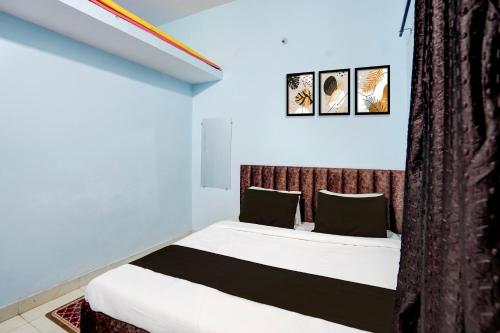 a bedroom with a large bed with a curtain at SPOT ON Hotel Shivansh in Bhilai