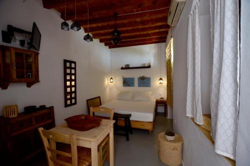 Posteľ alebo postele v izbe v ubytovaní Lindos Esel Suites