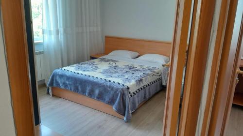Un dormitorio con una cama con una manta azul. en holiday house, en Ereván