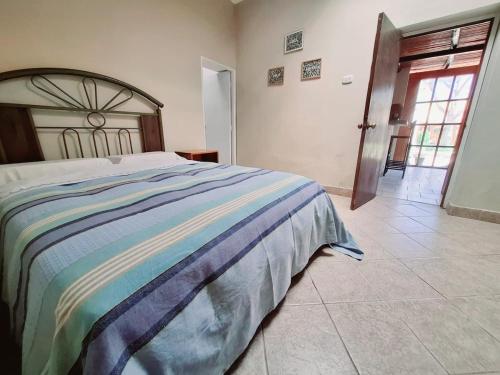 Ένα ή περισσότερα κρεβάτια σε δωμάτιο στο Mini-apartment near the sea with garden and grill