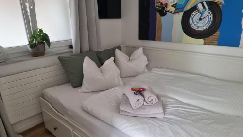 a bed with a towel and a pair of scissors on it at Wohnung I im Vierländereck I Auszeit I Rheintal in Rebstein