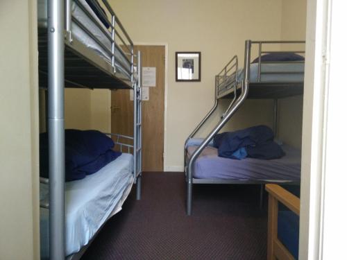 מיטה או מיטות קומותיים בחדר ב-The Smugglers Hostel