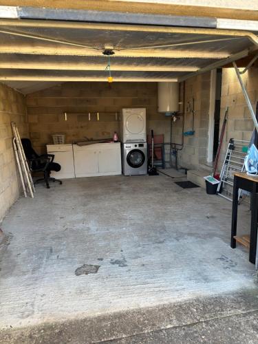 a garage with a washer and dryer in it at Villa Familiale 3 Chambres avec Terrasse in Vergèze