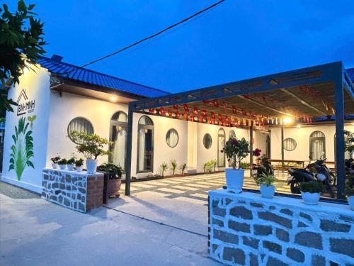 a building with a patio with potted plants at BÌNH MINH homestay - Vĩnh hy in Vĩnh Hy