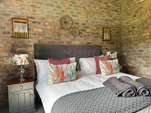 格拉鲍Apple Cottage的一间带床和砖墙的卧室