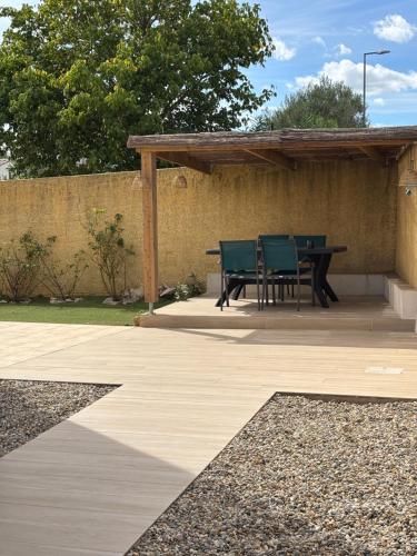 a patio with a table and chairs on it at Villa Familiale 3 Chambres avec Terrasse in Vergèze
