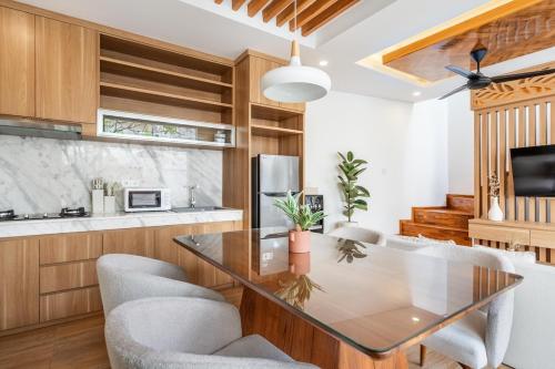 Η κουζίνα ή μικρή κουζίνα στο Private Pool Villa Arsy w Rooftop By Orivista