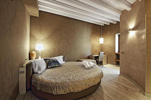A bed or beds in a room at Notti O' Tunn Luxury Rooms in centro