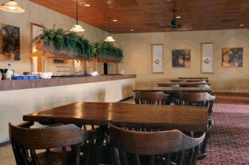 un restaurante con una fila de mesas y sillas en Americas Best Value Inn & Suites Greenville, en Greenville