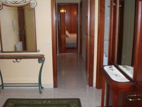um corredor com um espelho e uma sala de vestir em Apartamento Valle Inclán em Vilagarcia de Arousa