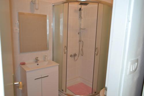 a bathroom with a shower and a sink at Apartments Martinis in Vis