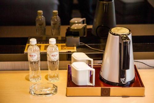 a blender and two bottles of water on a table at Lavande Hotel Zhaoqing government Dinghu Mountain Scenic Spot in Zhaoqing