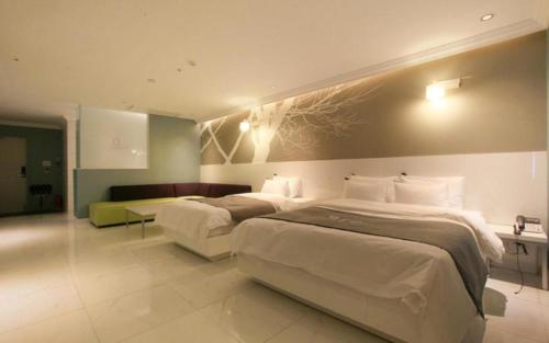 Katil atau katil-katil dalam bilik di Gram Hotel