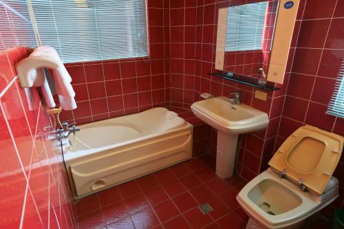 Broadway Hotel tesisinde bir banyo