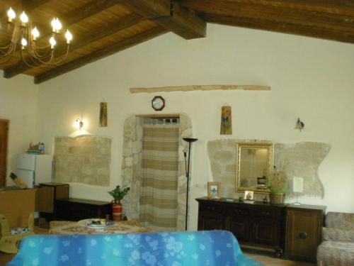 カステッルッツォにあるVilla Di Lignisのリビングルーム(ソファ、鏡付)