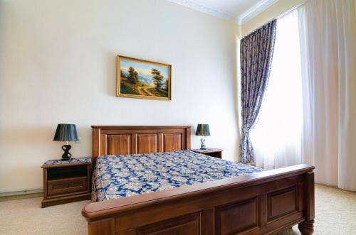 sypialnia z łóżkiem i dużym oknem w obiekcie Apartamenty Kulisha 25 w Lwowie