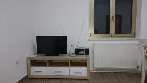TV i/ili multimedijalni sistem u objektu House Snjezana