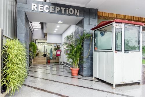 un hall d'un immeuble avec une entrée pour la réception dans l'établissement Treebo Trend Daksh Residency, à Indore