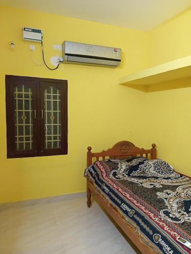 Postel nebo postele na pokoji v ubytování Sudharshana home stay